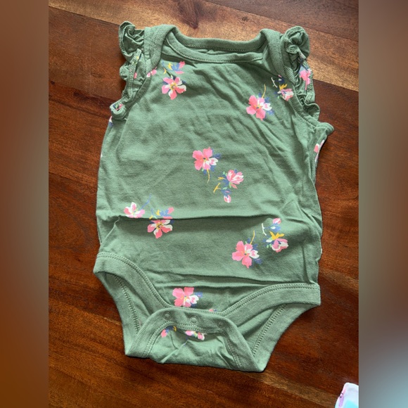 Gap 0-3m onesie organic - Picture 1 of 2